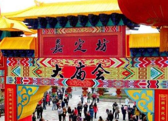 描写热闹场面的句子文案