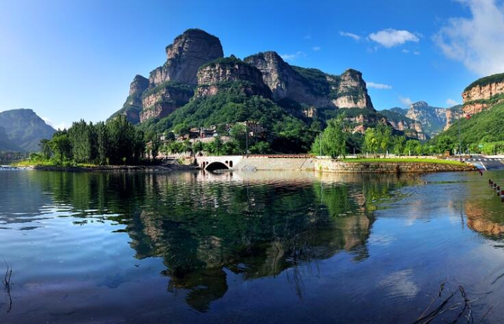 描写山在水中倒影句子文案