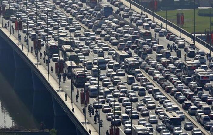 形容高速堵车的幽默句子文案