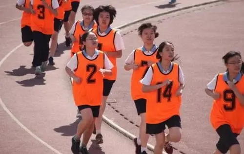 女儿体育中考满分发朋友圈