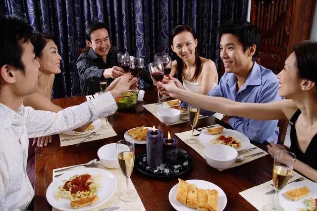 怎样幽默回复别人请客