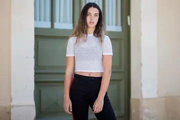 形容穿得少的句子文案