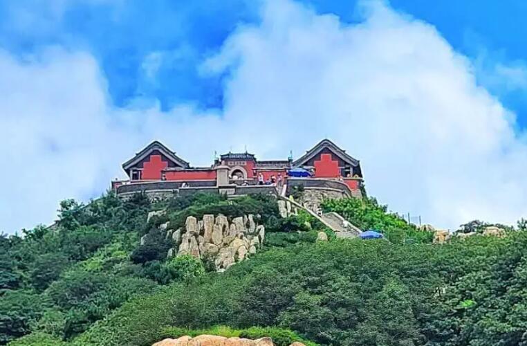 爬泰山发朋友圈的短句子文案