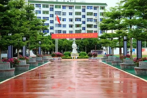 介绍自己学校的句子文案