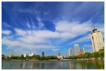 蓝天白云江水诗句文案