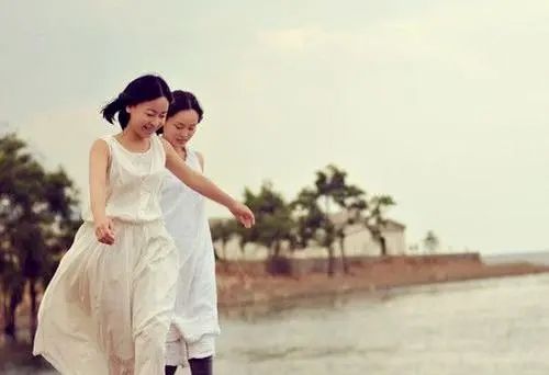 姐妹开心游玩的心情短语