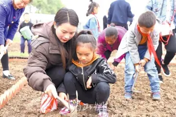 和孩子一起种植的说说文案