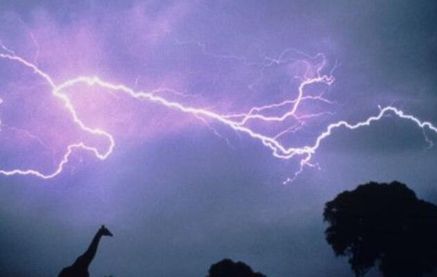 电闪雷鸣的夜晚心情说说文案