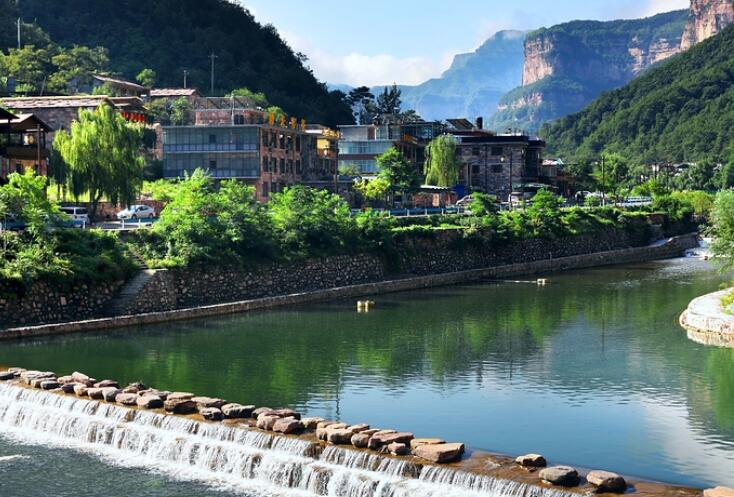 描写山在水中倒影句子文案