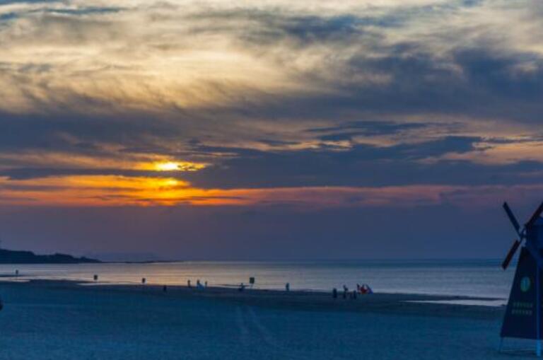 退潮后的海滩优美句子文案