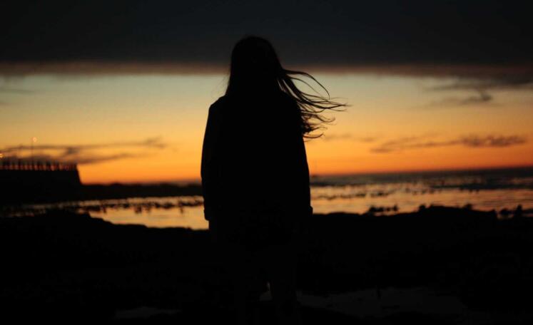 伤心的句子文案说说心情图片带字