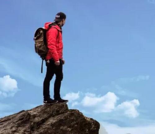 爬山累并快乐的说说文案