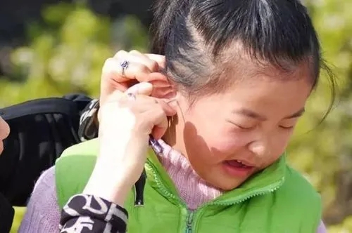 描写小男孩耳朵的句子文案