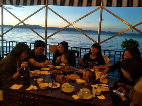 三五好友小聚的句子文案