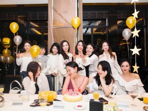 与闺蜜相聚开心的朋友圈