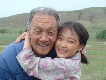 感慨老人与小孩的句子文案