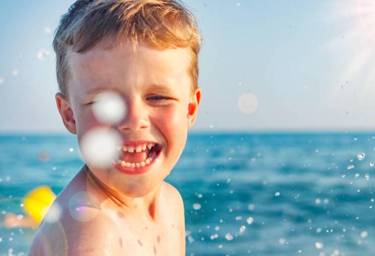 写孩子在海边玩的句子文案