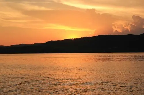 日落湖面的诗句文案