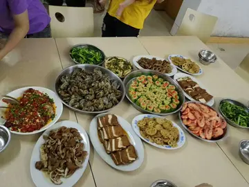 描写丰盛的晚餐句子文案