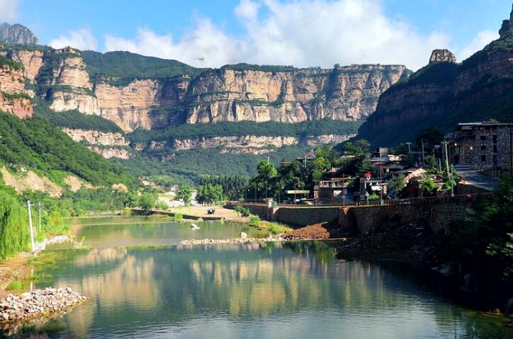 描写山在水中倒影句子文案