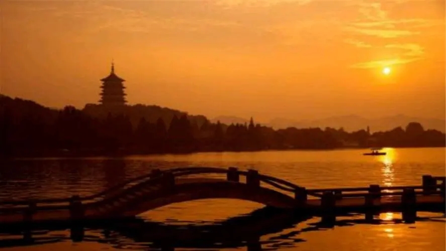 描写西湖美景的一句话