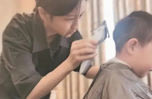 给儿子剪头发发朋友圈