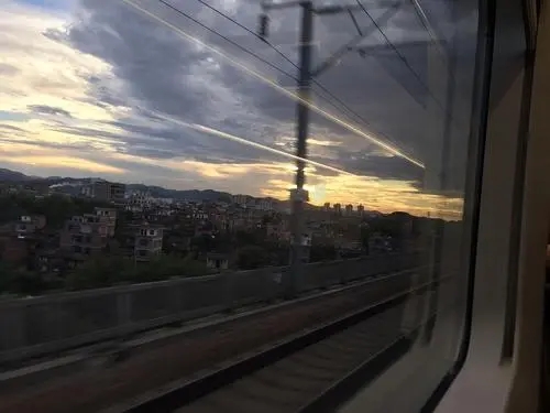 一个人坐高铁靠窗文案