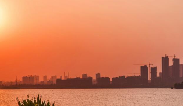 一个人在湖边的心情说说文案