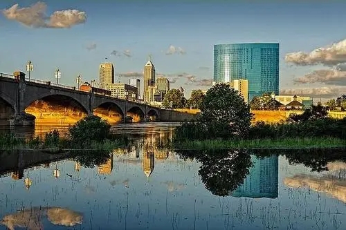 建筑物水中倒影的唯美句子文案