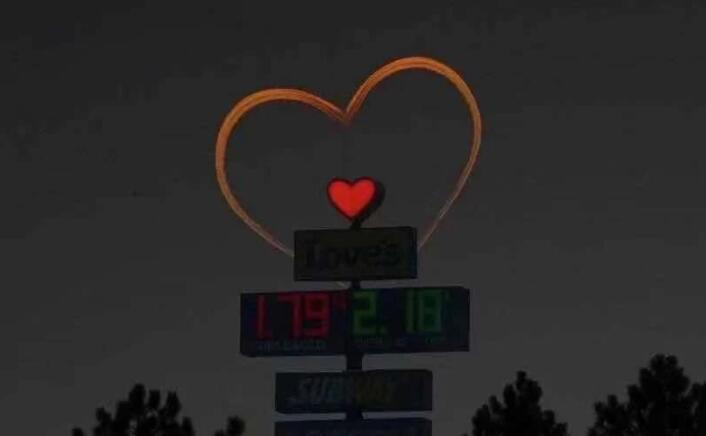 我不物质但我很现实的句子文案