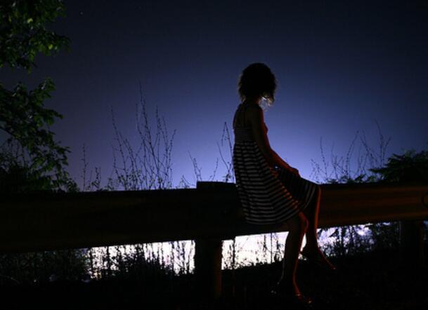 描写走夜路恐惧的句子文案