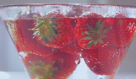 关于草莓的可爱文案