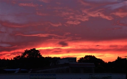 描写晚霞颜色的句子文案