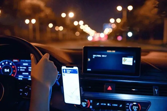 夜晚开车幽默风趣说说文案