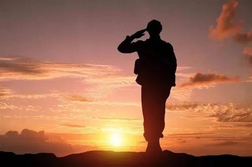 赞美军人简短话语八字