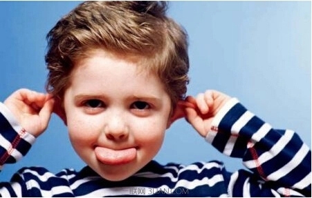 描写小男孩耳朵的句子文案