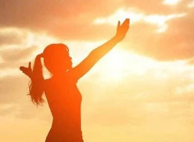 女人受伤坚强的句子文案