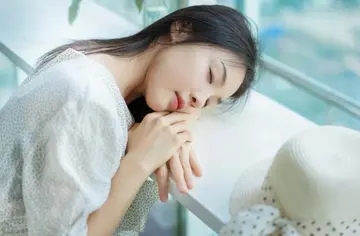 高情商夸女孩子优秀句子文案