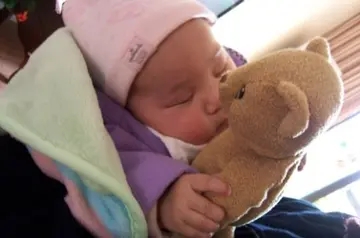 女生抱着小熊睡觉的语录文案