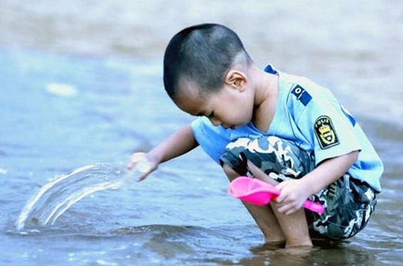 小孩子玩水的句子文案