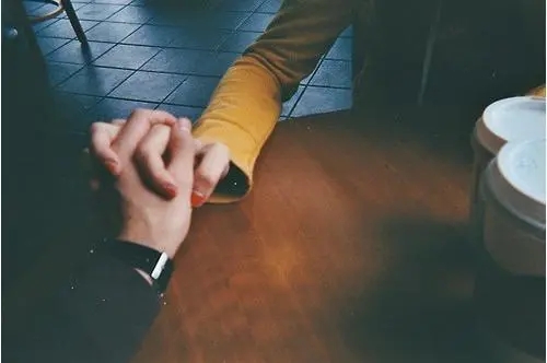 情侣拉手照片怎么发说说文案