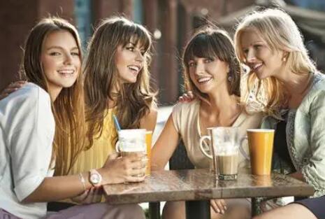 姐妹难得一聚发朋友圈