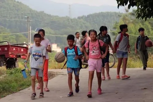 写孩子清晨上学的句子文案