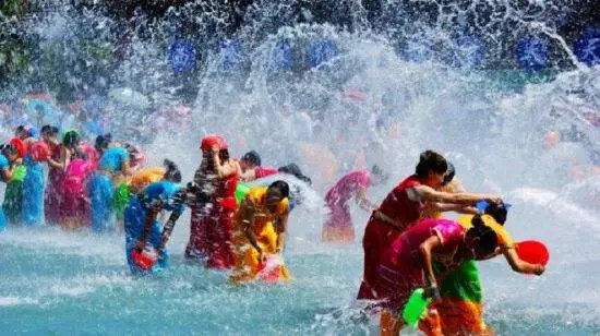 云南泼水节发圈一句话