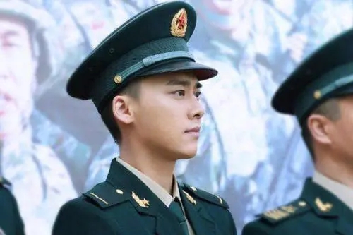 形容穿军装的句子文案