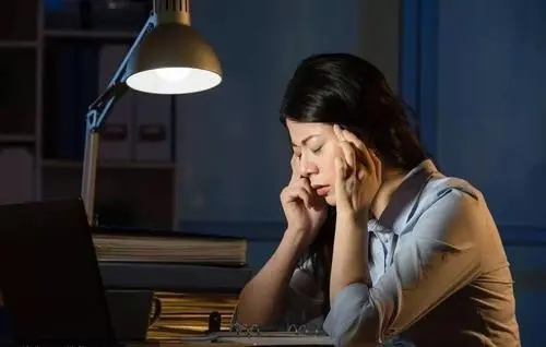 为了挣钱天天熬夜的说说文案