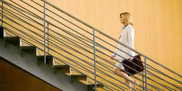 描写人下楼梯的句子文案