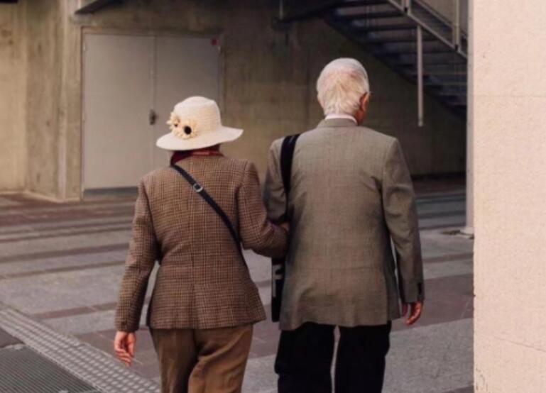 初见时惊鸿一瞥类似的句子文案