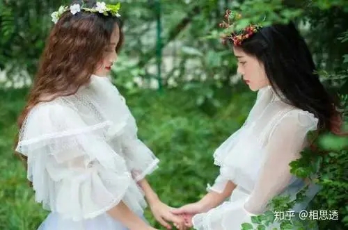 几个女人一起疯的说说文案