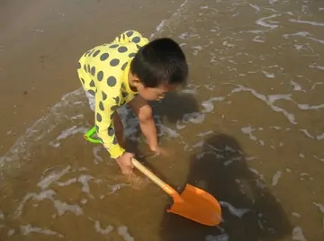 孩子海边玩耍的句子文案